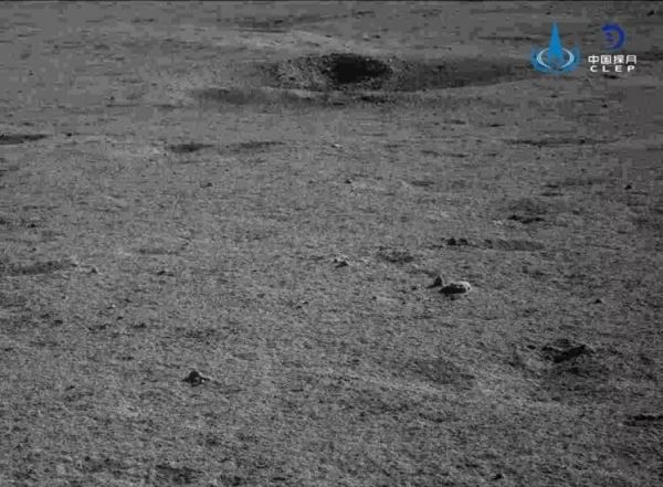 Китайский луноход миссии «Чанъэ-4» прислал новые снимки поверхности Луны