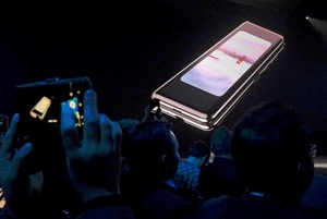 Samsung откладывает запуск сгибающегося смартфона
