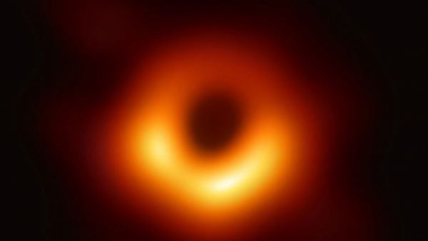 «Абсолютный монстр»: ученым впервые удалось сфотографировать горизонт событий черной дыры