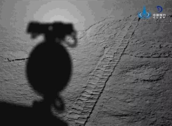 Китайский луноход миссии «Чанъэ-4» прислал новые снимки поверхности Луны